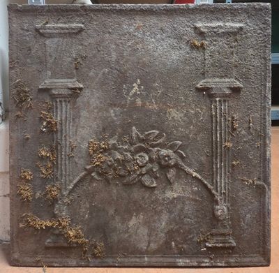 a metal plaque with a picture of a horse on it