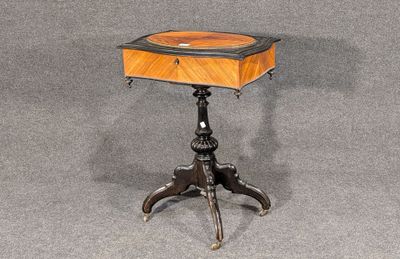 une petite table avec un plateau en bois posée sur un piètement