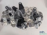 une pile d'étiquettes à bagages argentées et noires posées sur une surface blanche