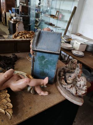 un homme assis sur une table avec une poupée
