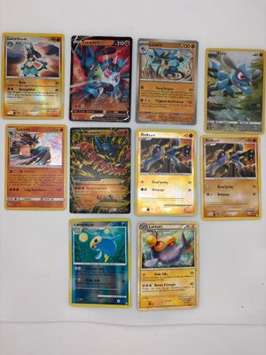 beaucoup de cartes de pokemon différentes sur le mur