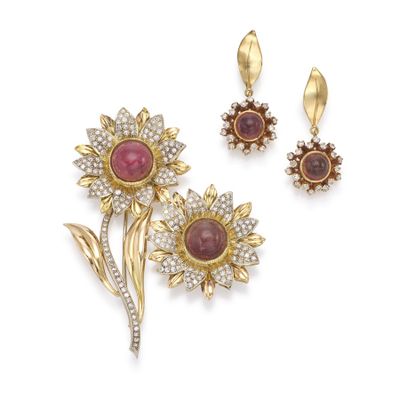 deux broches en forme de fleur, ornées de rubis et de diamants, ainsi qu'une paire de boucles d'oreilles