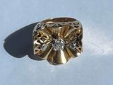 une image d'une bague en or avec un diamant au centre