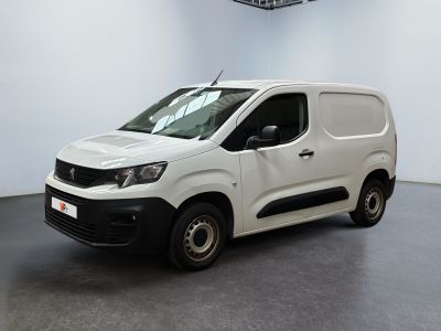 la photo d'une camionnette blanche garée dans une pièce