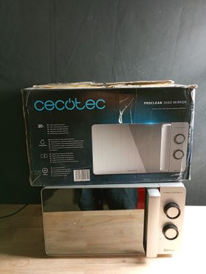 une boîte contenant un micro-ondes, posée sur une table