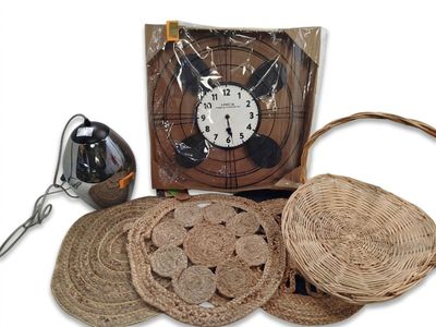 un panier sur lequel est posée une horloge, à côté d'un sac de pain