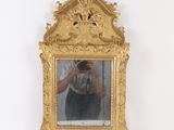 un cadre doré avec un miroir et une personne en train de prendre une photo