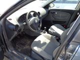 une photo d'une voiture garée sur le parking