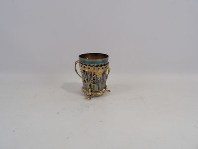 une petite tasse posée sur une table