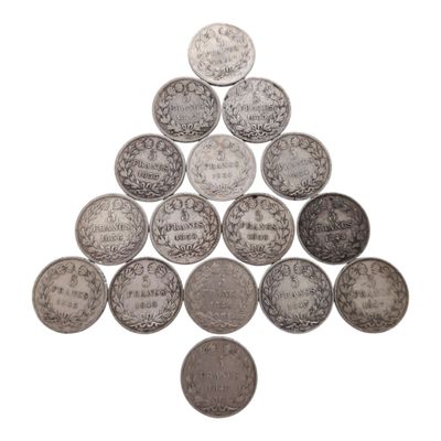 une image représentant un tas de pièces d'argent sur fond blanc
