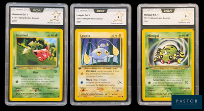 Trois cartes Pokémon sont représentées en ligne sur un fond noir.