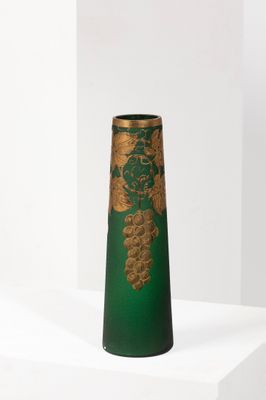 Travail 1900 Vase soliflore en verre givré à décor de grappe…