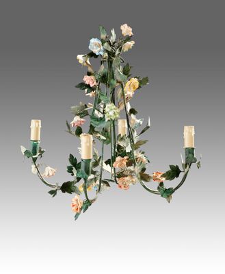 un gros plan sur un lustre orné de fleurs et de bougies