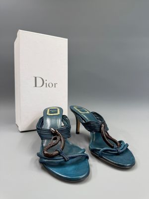 une paire de chaussures bleues avec une boîte posée sur une table