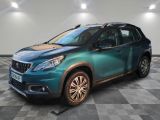 La voiture bleue est garée dans une pièce dont le sol est à carreaux.
