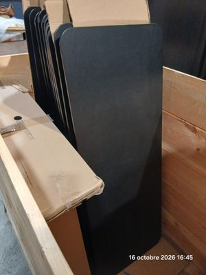 beaucoup de chaises rangées dans un carton