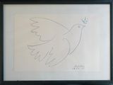 un dessin représentant un oiseau tenant une brindille dans son bec