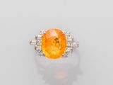 une bague en saphir orange et diamants