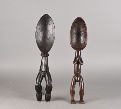 deux cuillères en bois et une cuillère sur laquelle figure un homme tenant une cuillère