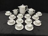 de nombreuses tasses et soucoupes posées sur une table, sur fond noir