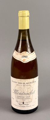 une bouteille de vin posée sur une table