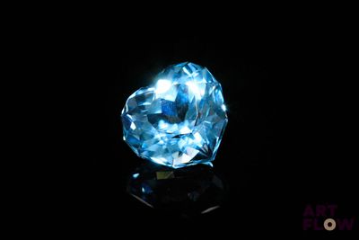 gros plan d'un diamant bleu sur une surface noire