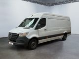 Le fourgon Mercedes-Benz Sprinter est garé dans une grande pièce