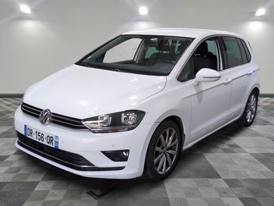 La Volkswagen B-Cross blanche est garée sur un sol à damier
