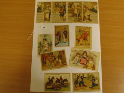une photo montrant une collection de vieilles cartes postales posées sur une table