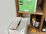 une boîte posée par terre à côté d'une étagère
