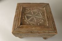 Petite table basse en bois sculpté de rosaces et feuillage, … (photo 3)