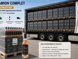 un camion avec tout un tas de bouteilles à l'arrière