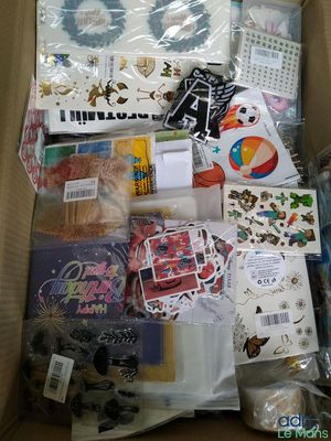 une boîte pleine d'objets assortis qui se trouvent dans la boîte