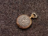 un gros plan d'une montre de poche sertie de diamants