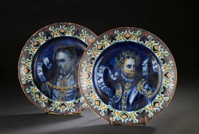 deux assiettes décoratives sur lesquelles sont représentés un homme et une femme