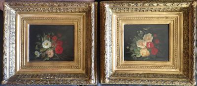 deux tableaux représentant des fleurs, encadrés dans des cadres dorés, accrochés à un mur bleu