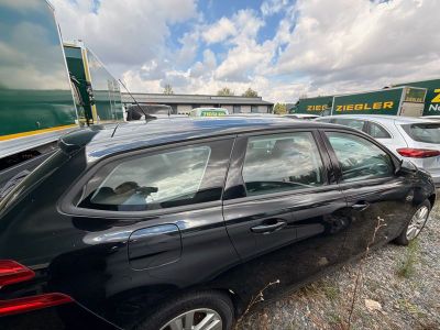 une voiture noire garée dans un parking