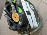 une photo d'un sac d'outils accroché au mur