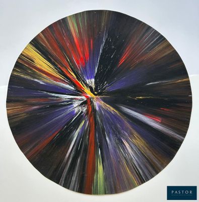 peinture représentant un objet circulaire multicolore sur une surface blanche, avec un fond blanc