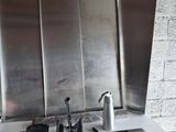 une plaque de cuisson sur laquelle sont posés plusieurs appareils électroménagers