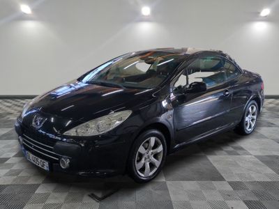 la photo d'une voiture noire garée dans un garage