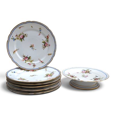 quatre assiettes empilées les unes sur les autres, ornées de fleurs