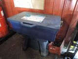 une boîte bleue posée sur une table dans une pièce