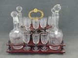 des bouteilles et des verres posés sur un présentoir en bois avec un miroir au milieu