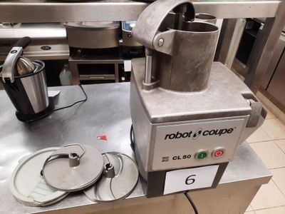 une machine posée sur le comptoir d'une cuisine