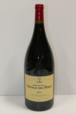 la bouteille de vin rouge est posée sur la table
