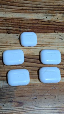quatre capsules de comprimés blanches posées sur une table en bois