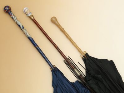 Réunion de 3 OMBRELLES - L'une chinoise en cloisonné à décor… - Photo 1