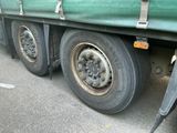 un camion vert qui a un pneu crevé