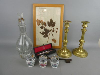 une photo d'une photo représentant un vase, une bougie et une photo d'une plante